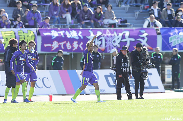 前半36分、柏 好文（広島）がこぼれ球にいち早く反応し先制点をゲット！【明治安田Ｊ１ 第33節 広島vs名古屋】