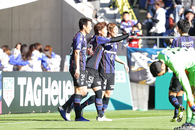 味方のスルーパスに走り込んだ小野瀬 康介（Ｇ大阪/#50）がGKとの1対1を制し、先制点を獲得！【明治安田Ｊ１ 第33節 Ｇ大阪vs長崎】