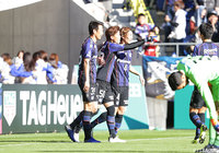 味方のスルーパスに走り込んだ小野瀬 康介(G大阪/#50)がGKとの1対1を制し、先制点を獲得!【明治安田J1 第33節 G大阪vs長崎】