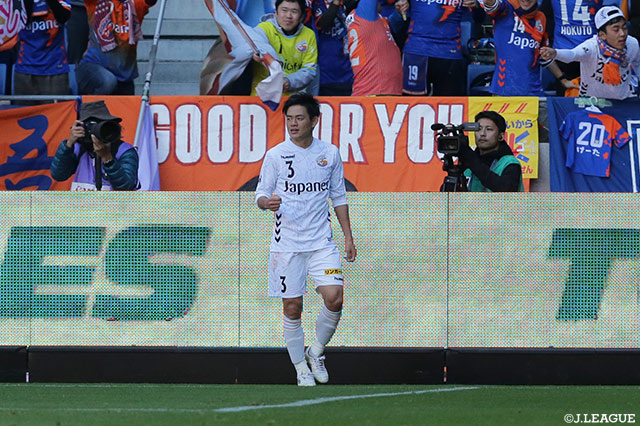 前半終了間際に同点ゴールを決めた飯尾 竜太朗（長崎）が小さくガッツポーズ【明治安田Ｊ１ 第33節 Ｇ大阪vs長崎】