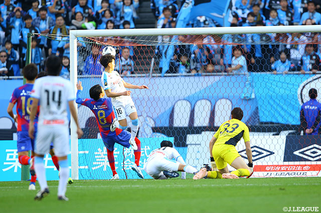 後半開始早々、長谷川 竜也（川崎Ｆ）がヘディングでゴールに押し込み、点差を広げる！【明治安田Ｊ１ 第33節 FC東京vs川崎Ｆ】