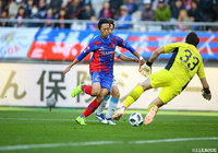 豊富な運動量で上下動を繰り返す室屋 成(FC東京)。チームは敗戦を喫し、ACL出場権争いから脱落した【明治安田J1 第33節 FC東京vs川崎F】