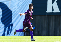 左のCKから供給された浮き球に大迫 希が右足でダイレクトで合わせると、これがネットを揺らし、藤枝がビューティフルゴールで先制!【明治安田J3 第33節 藤枝vs群馬】