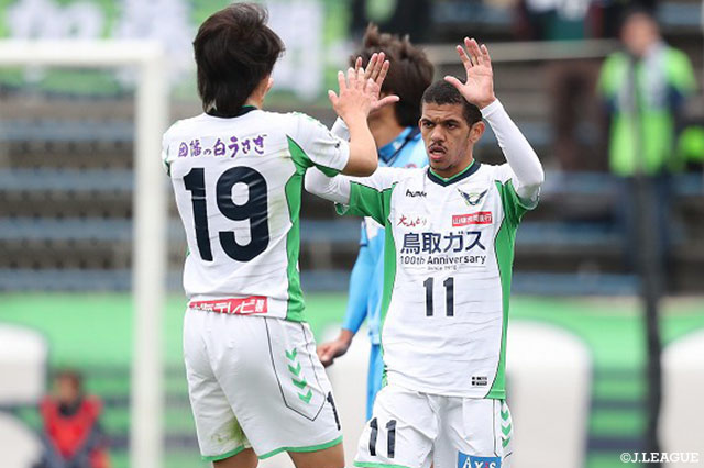 ヴィートル ガブリエルがグラウンダーのクロスをダイレクトで合わせ、鳥取が同点に追いつく！【明治安田Ｊ３ 第33節 YS横浜vs鳥取】