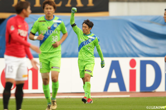 前線に抜け出した梅崎 司がドリブルで持ち上がり右足を振り抜く！これが決まり古巣相手に先制点を奪取！【明治安田Ｊ１ 第33節 湘南vs浦和】