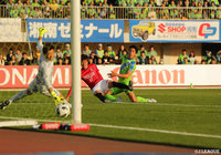 PA内でクロスボールを収めた菊地 俊介が強烈なシュートを突き刺し、湘南が追加点を奪う【明治安田Ｊ１ 第33節 湘南vs浦和】