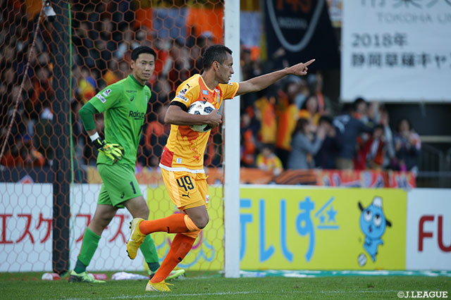 ドウグラス（清水）が強烈なヘディングシュートをゴール左に突き刺し、1点差に追い付く！【明治安田Ｊ１ 第33節 清水vs神戸】