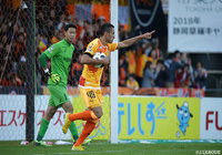 ドウグラス(清水)が強烈なヘディングシュートをゴール左に突き刺し、1点差に追い付く!【明治安田J1 第33節 清水vs神戸】