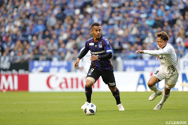 途中出場のアデミウソンはこの試合でＪ１通算100試合出場を達成【明治安田Ｊ１ 第33節 Ｇ大阪vs長崎】