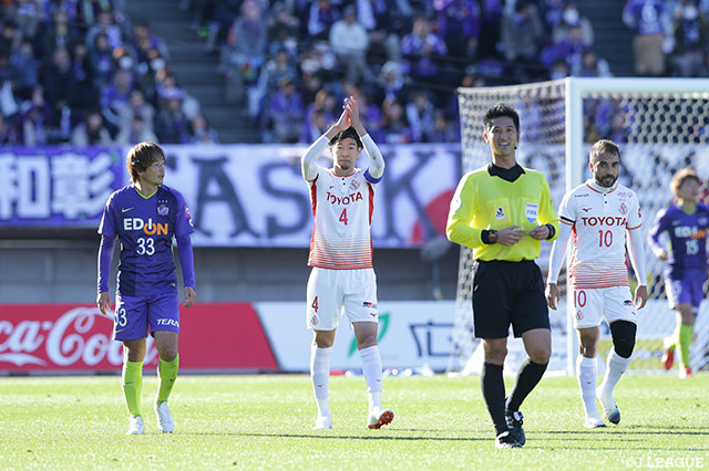 小林 裕紀（名古屋/#4）が右足ダイレクト放ったシュートは相手DFに当たり、ゴール右に吸い込まれる！前半のうちに逆転に成功する【明治安田Ｊ１ 第33節 広島vs名古屋】