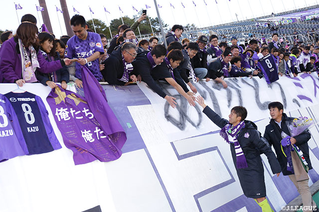 試合後、今季限りで現役を引退する森崎 和幸選手の引退セレモニーが行われました【明治安田Ｊ１ 第33節 広島vs名古屋】