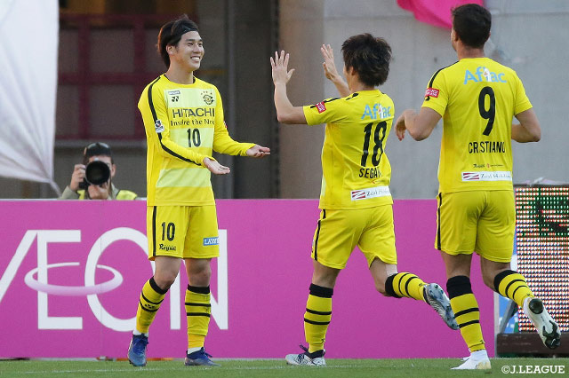 伊東 純也のクロスを受けた江坂 任がワントラップから右足を振り抜く！強烈なシュートがゴールに吸い込まれ、柏が追加点を獲得【明治安田Ｊ１ 第33節 Ｃ大阪vs柏】