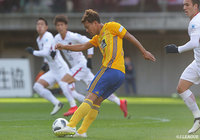 野津田 岳人(仙台)が得意のミドルシュートを放つもGKに防がれゴールならず【明治安田J1 第33節 仙台vs鹿島】