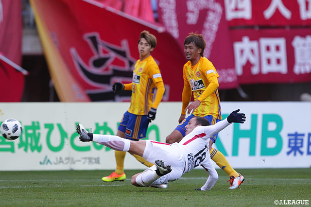 こぼれ球に素早く反応したセルジーニョが冷静に流し込み、鹿島が3点目を獲得！【明治安田Ｊ１ 第33節 仙台vs鹿島】