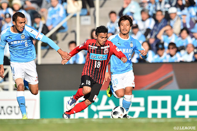 この日のチャナティップ（札幌）も抜群のキープ力と細かいタッチのドリブルで存在感をみせる【明治安田Ｊ１ 第33節 磐田vs札幌】