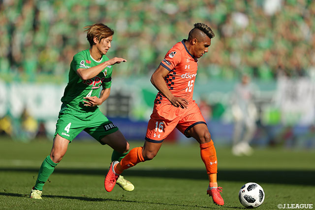 スピードに乗ったドリブルで突破するマテウス（大宮）【Ｊ１参入プレーオフ 1回戦 大宮vs東京Ｖ】