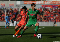 前線でボールをキープする林 陵平。突破には『勝利』が絶対条件の東京Ｖが前半からアグレッシブにプレーしている【Ｊ１参入プレーオフ 1回戦 大宮vs東京Ｖ】