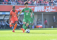 ボールを配給する井上 潮音（東京Ｖ）。確かなテクニックとパスでチームにリズムをもたらす【Ｊ１参入プレーオフ 1回戦 大宮vs東京Ｖ】