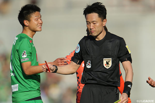 後半14分、内田 達也が2枚目のイエローカードで退場。『勝利』が絶対条件の東京Ｖが10人で残り時間を戦うことに【Ｊ１参入プレーオフ 1回戦 大宮vs東京Ｖ】