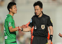 後半14分、内田 達也が2枚目のイエローカードで退場。『勝利』が絶対条件の東京Ｖが10人で残り時間を戦うことに【Ｊ１参入プレーオフ 1回戦 大宮vs東京Ｖ】