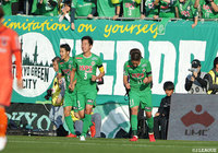 後半26分のFKに、マークを外した平 智広（東京Ｖ/#5）が飛び込むと頭をかすめたボールはゴール右隅に吸い込まれ、待望の先制点を奪取！【Ｊ１参入プレーオフ 1回戦 大宮vs東京Ｖ】