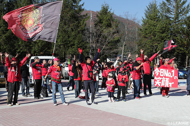 今シーズンのホーム最終戦に駆けつけた福島サポーター【明治安田Ｊ３ 第33節 福島vs秋田】