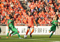 終盤に投入されたロビン シモヴィッチ（大宮）の放ったシュートは惜しくもポストに弾かれ、得点ならず【Ｊ１参入プレーオフ 1回戦 大宮vs東京Ｖ】