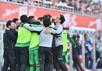 試合終了のホイッスルが鳴り響き、歓喜する東京Ｖの選手・スタッフ【Ｊ１参入プレーオフ 1回戦 大宮vs東京Ｖ】