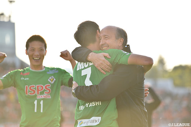 東京Ｖのミゲル アンヘル ロティーナ監督と井林 章選手ががっちりと抱き合う！【Ｊ１参入プレーオフ 1回戦 大宮vs東京Ｖ】