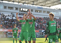 激戦を制し、笑顔がこぼれるキャプテンの井林 章（東京Ｖ/#3）と喜びを爆発させる林 陵平（#11）【Ｊ１参入プレーオフ 1回戦 大宮vs東京Ｖ】