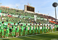 数的不利を跳ね返し、勝利した東京Ｖ。スタンドに詰めかけたサポーターと初戦突破を祝った【Ｊ１参入プレーオフ 1回戦 大宮vs東京Ｖ】