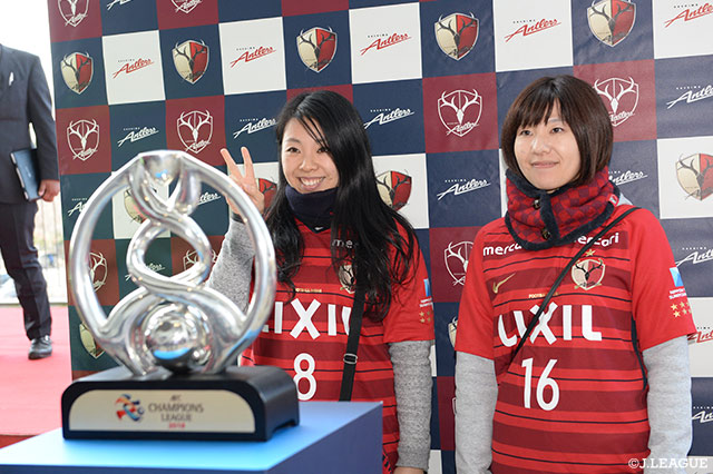 ＡＣＬ優勝トロフィーと一緒にハイ、チーズ！【明治安田Ｊ１ 第34節 鹿島vs鳥栖】