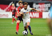 広島のキャプテン青山 敏弘（#6）はチームを鼓舞し、自ら身体を張ってボールをキープする場面も見せた【明治安田Ｊ１ 第34節 札幌vs広島】