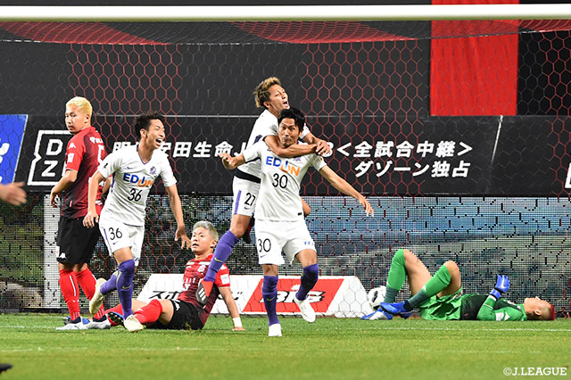 柴﨑 晃誠（#30）がドンピシャのタイミングでヘディングシュートを叩き込み、広島が同点に追いついた【明治安田Ｊ１ 第34節 札幌vs広島】