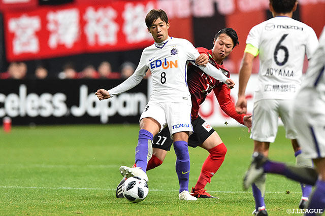 今季限りで現役を引退する広島一筋22年の森﨑 和幸（#8）は積極的にシュートを狙った【明治安田Ｊ１ 第34節 札幌vs広島】