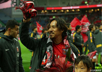 今季限りでの現役引退を発表した浦和の平川 忠亮（#14）は試合後に花束を受け取り、サポーターからは熱い声援と引退を惜しむ声がスタジアムに響いた【明治安田Ｊ１ 第34節 浦和vsFC東京】