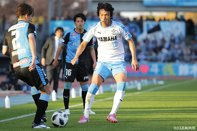 5試合ぶりに先発となった中村 俊輔（磐田/#10）はチームの司令塔として大きな役割を果たした【明治安田Ｊ１ 第34節 川崎Ｆvs磐田】