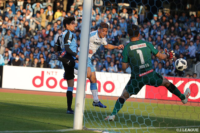 古巣戦の大久保 嘉人（磐田/#22）は豪快にヘディングを押し込み、貴重な先制点を奪った【明治安田Ｊ１ 第34節 川崎Ｆvs磐田】