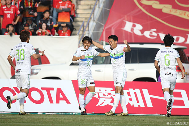 菊地 俊介（湘南/#2）が味方のクロスをダイレクトボレーで合わせ、先制に成功する【明治安田Ｊ１ 第34節 名古屋vs湘南】