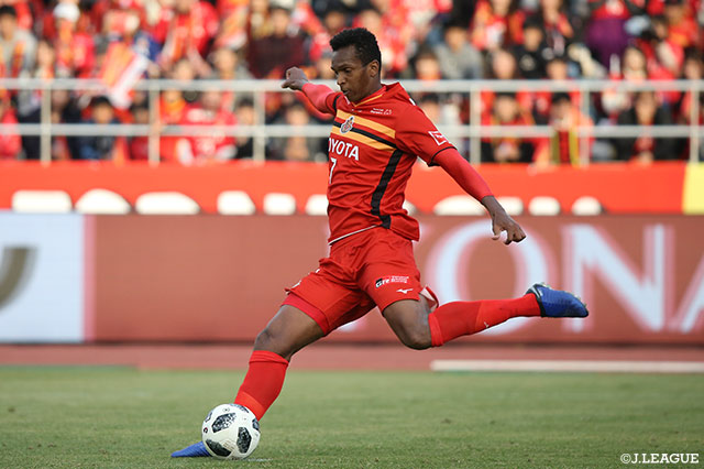 この日2得点を挙げ、チームを救ったジョー（#7）。24得点を挙げ、2018年Ｊ１リーグ得点王に輝いた！【明治安田Ｊ１ 第34節 名古屋vs湘南】