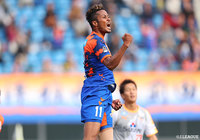 鈴木 武蔵（長崎）は相手に囲まれながらも、強引にシュートへ持ち込み、先制点を獲得した【明治安田Ｊ１ 第34節 長崎vs清水】