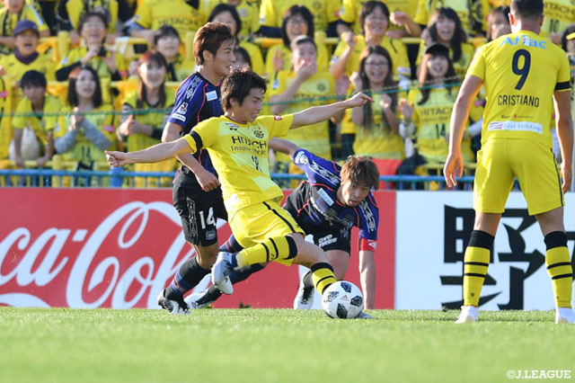 前半終了間際に瀬川 祐輔が豪快に右足を振り抜き、柏リードで前半を折り返す【明治安田Ｊ１ 第34節 柏vsＧ大阪】