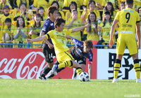 前半終了間際に瀬川 祐輔が豪快に右足を振り抜き、柏リードで前半を折り返す【明治安田J1 第34節 柏vsG大阪】