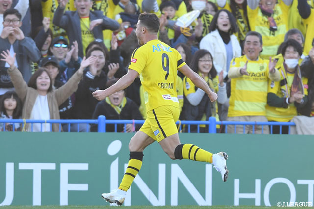 クリスティアーノがハーフウェーライン付近からループシュートを放つ！美しい弧を描いたボールがゴールに吸い込まれ柏がリードを3点に広げる【明治安田Ｊ１ 第34節 柏vsＧ大阪】