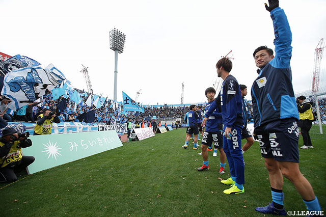 試合前、ホームに詰めかけたサポーターに挨拶する横浜FCの選手たち【Ｊ１参入プレーオフ 2回戦 横浜FCvs東京Ｖ】