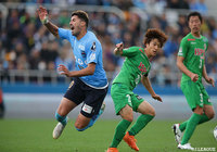 前半から激しく競り合うシーンが多くみられる【Ｊ１参入プレーオフ 2回戦 横浜FCvs東京Ｖ】