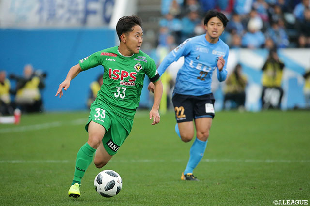 ボールを運ぶ渡辺 皓太（東京Ｖ）【Ｊ１参入プレーオフ 2回戦 横浜FCvs東京Ｖ】