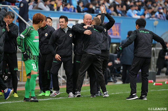 試合終了の笛が鳴り響き、ロティーナ監督（東京Ｖ）がチームスタッフと喜びあう！【Ｊ１参入プレーオフ 2回戦 横浜FCvs東京Ｖ】