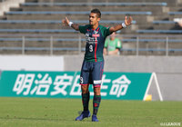 得点ランクトップを独走中のレオナルドがこの日もゴールを決め、鳥取が同点に追いつく！【明治安田Ｊ３ 第34節 鳥取vs藤枝】