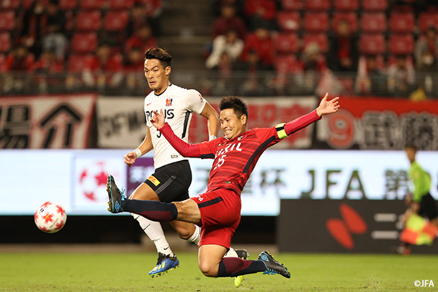 後方からのロングボールに飛び出した遠藤 康（鹿島）が左足で合わせようとするが惜しくも届かない！【天皇杯 準決勝 浦和vs鹿島】